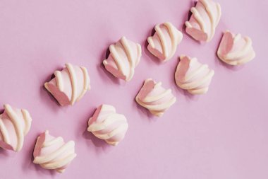 lezzetli tatlı lokum gibiydi Lila zemin üzerine düz lay