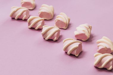 lezzetli tatlı lokum gibiydi Lila zemin üzerine düz lay