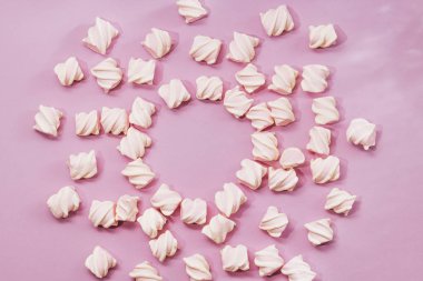 lezzetli tatlı lokum gibiydi Lila zemin üzerine yuvarlak çerçeve