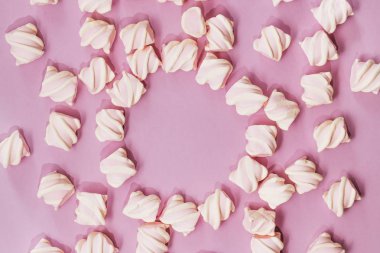 lezzetli tatlı lokum gibiydi Lila zemin üzerine yuvarlak çerçeve