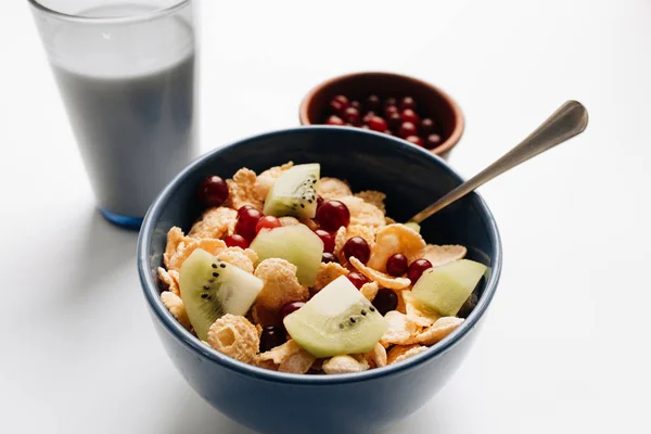 Köstliche Knusprige Cornflakes Mit Kiwi Stücken Und Preiselbeeren Schüssel Glas — Stockfoto