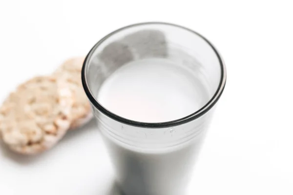 Pan Crujiente Vaso Leche Aislado Sobre Fondo Blanco Desayuno Saludable —  Fotos de Stock