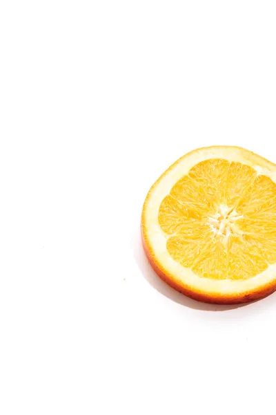 白色背景下的鲜橙片 — 图库照片