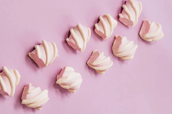 Tendido Plano Deliciosos Malvaviscos Dulces Sobre Fondo Lila — Foto de Stock