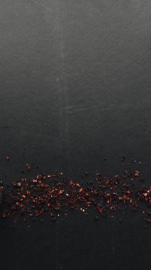 siyah zemin üzerine kırmızı baharat dağınık