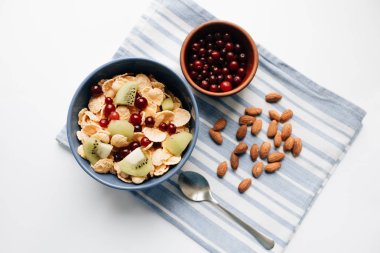 kivi parçaları ve kızılcık badem yemek bez, portre, sağlıklı kahvaltı, kase lezzetli çıtır Mısır gevreği 