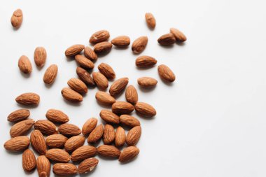  Beyaz arka plan üzerinde sağlıklı beslenme kavramı dağınık badem
