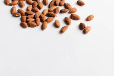  Beyaz arka plan üzerinde sağlıklı beslenme kavramı dağınık badem