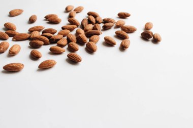  Beyaz arka plan üzerinde sağlıklı beslenme kavramı dağınık badem