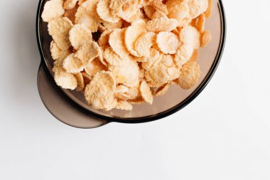 lezzetli çıtır Mısır gevreği beyaz arka plan, ıslak zeminde sağlıklı kahvaltı