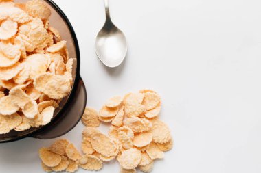 lezzetli çıtır Mısır gevreği beyaz arka plan, ıslak zeminde sağlıklı kahvaltı