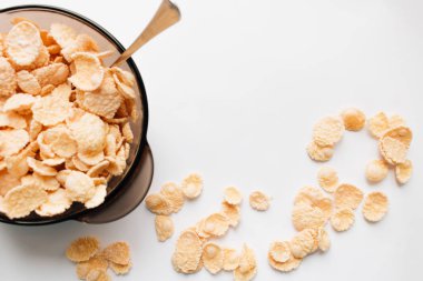 lezzetli çıtır Mısır gevreği beyaz arka plan, ıslak zeminde sağlıklı kahvaltı