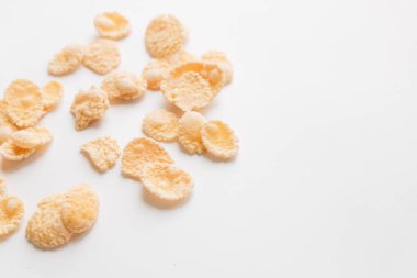 lezzetli çıtır Mısır gevreği beyaz arka plan üzerinde dağınık sağlıklı kahvaltı