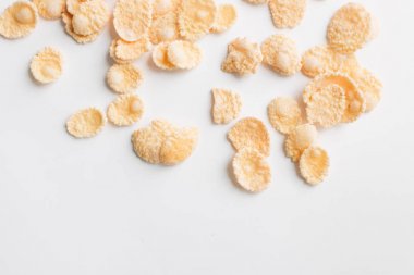 lezzetli çıtır Mısır gevreği beyaz arka plan üzerinde dağınık sağlıklı kahvaltı