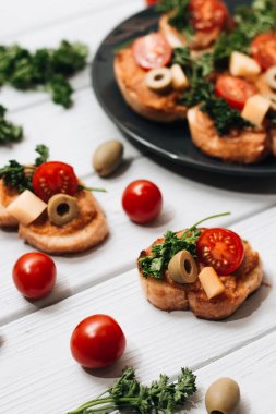 domates ve maydanoz, geleneksel İtalyan mutfağı, malzemelerin üzerine beyaz ahşap masa ile lezzetli taze bruschettas