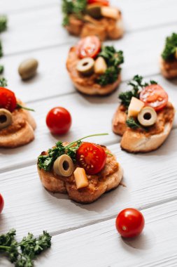 domates ve maydanoz, geleneksel İtalyan mutfağı, malzemelerin üzerine beyaz ahşap masa ile lezzetli taze bruschettas