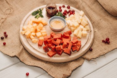 ahşap tahta üzerinde çeşitli lezzetli peynir