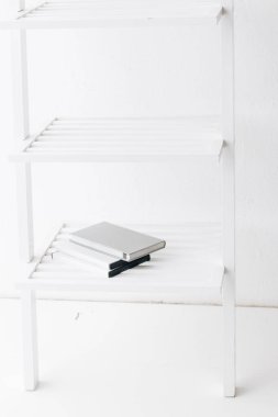 beyaz raf farklı kitap yığını