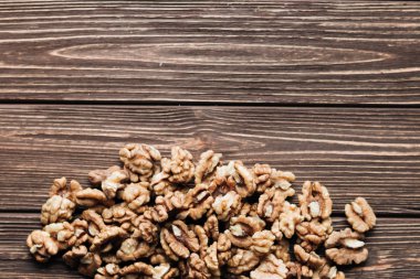 Kabuklu ceviz ahşap zemin, sağlıklı beslenme kavramı üzerine yığını