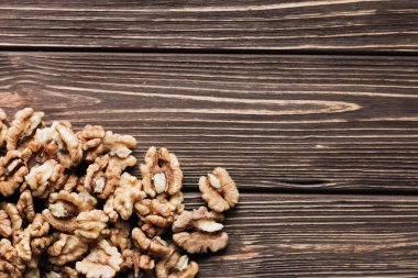 Kabuklu ceviz ahşap zemin, sağlıklı beslenme kavramı üzerine yığını
