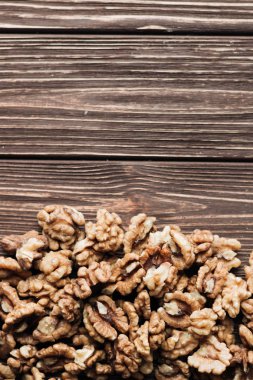 Kabuklu ceviz ahşap zemin, sağlıklı beslenme kavramı üzerine yığını