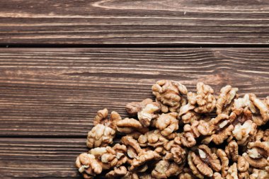 Kabuklu ceviz ahşap zemin, sağlıklı beslenme kavramı üzerine yığını