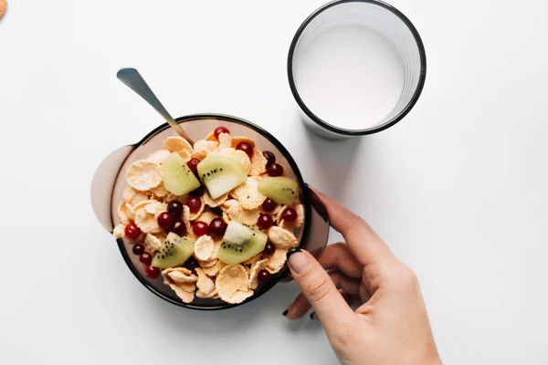 Weibliche Hand Hält Schüssel Mit Köstlichen Knusprigen Cornflakes Kiwi Stücke — Stockfoto