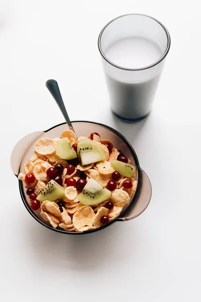 Glas Milch Und Leckere Knusprige Cornflakes Mit Kiwistücken Und Preiselbeeren — Stockfoto