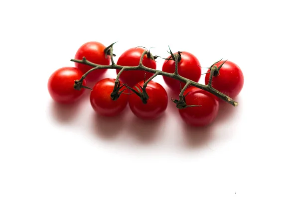 Cabang Mentah Matang Tomat Ceri Terisolasi Pada Latar Belakang Putih — Stok Foto