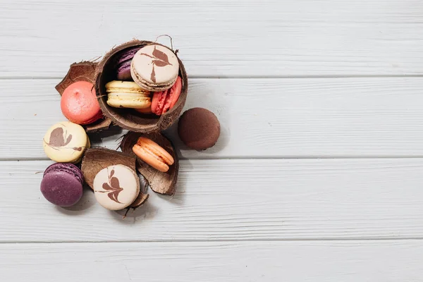 Lezzetli Renkli Macaroons Beyaz Ahşap Masa Tatlı Tatlı Hindistan Cevizi — Stok fotoğraf