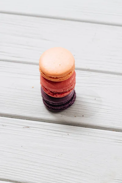 Stapel Heerlijke Kleurrijke Bitterkoekjes Witte Houten Tafel Zoete Dessert — Stockfoto