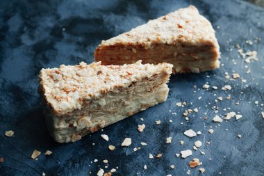 lezzetli taze Napoleon kek kırıntıları koyu arka plan üzerinde ile iki adet