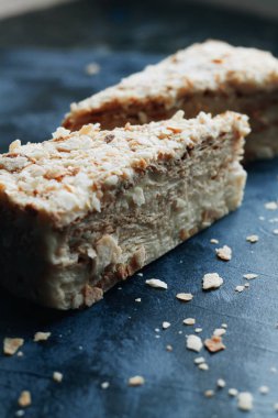 lezzetli taze Napoleon kek kırıntıları koyu arka plan üzerinde ile iki adet