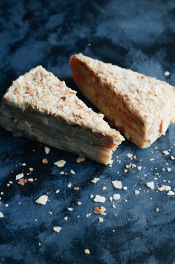 lezzetli taze Napoleon kek kırıntıları koyu arka plan üzerinde ile iki adet