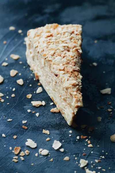 koyu arka plan üzerinde kırıntısı ile lezzetli taze Napoleon kek parçası