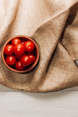 Olgun Kiraz domates üzerinde çul rustik kase yığını  