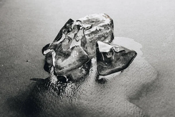 Чистый Кубики Льда Темно Сером Фоне Крупным Планом — стоковое фото