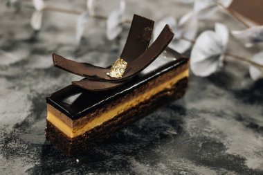 karanlık taş zemin üzerine lezzetli çikolatalı kek parçası