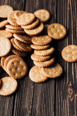 ahşap masa üzerinde çıtır kraker yığını