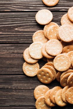 ahşap masa üzerinde çıtır kraker yığını