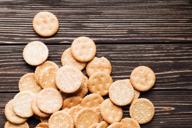 ahşap masa üzerinde çıtır kraker yığını