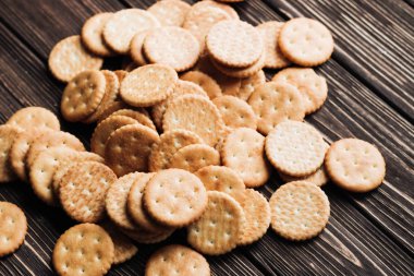 ahşap masa üzerinde çıtır kraker yığını