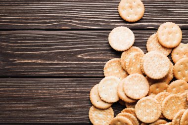 ahşap masa üzerinde çıtır kraker yığını