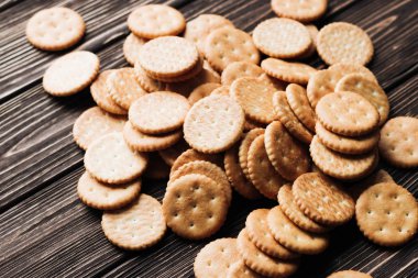 ahşap masa üzerinde çıtır kraker yığını