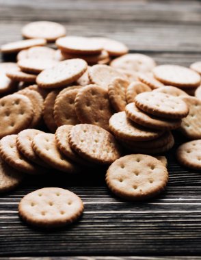 ahşap masa üzerinde çıtır kraker yığını