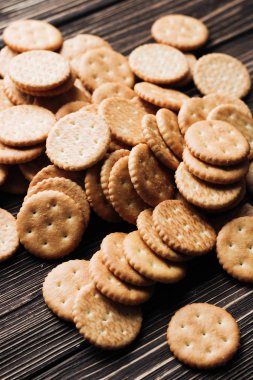 ahşap masa üzerinde çıtır kraker yığını