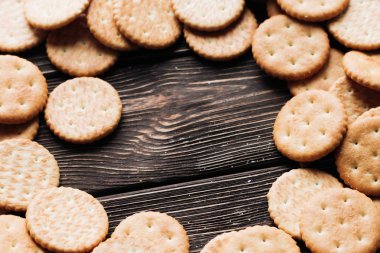 ahşap masa üzerinde çıtır bisküvi yuvarlak çerçeve