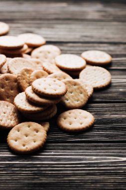 ahşap masa üzerinde çıtır kraker yığını 