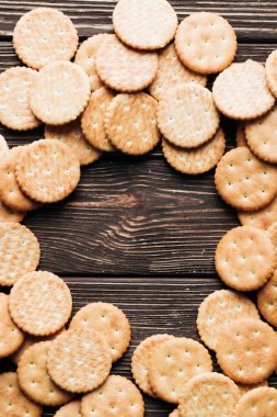 ahşap masa üzerinde çıtır bisküvi yuvarlak çerçeve