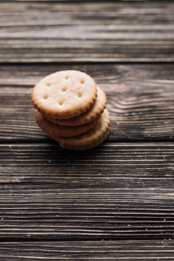 ahşap masa üzerinde çıtır kraker yığını